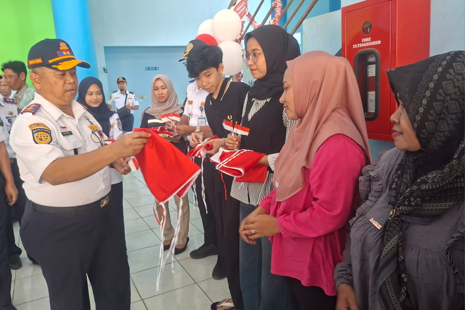 Dinas Perhubungan (Dishub) Provinsi Jawa Timur menggelar aksi tebar Bendera Merah Putih di Pelabuhan Paciran, Kabupaten Lamongan. (Dok: Dishub Jatim)