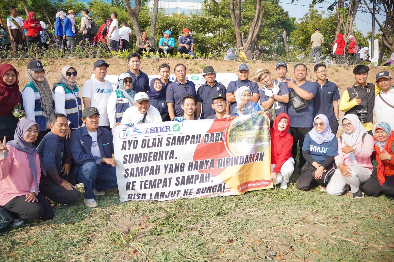 Kolaborasi PT SIER bersama pelajar dan komunitas penebaran ikan dan pembersihan bantaran Sungai Jagir Surabaya. (Insani/Jurnas.net)