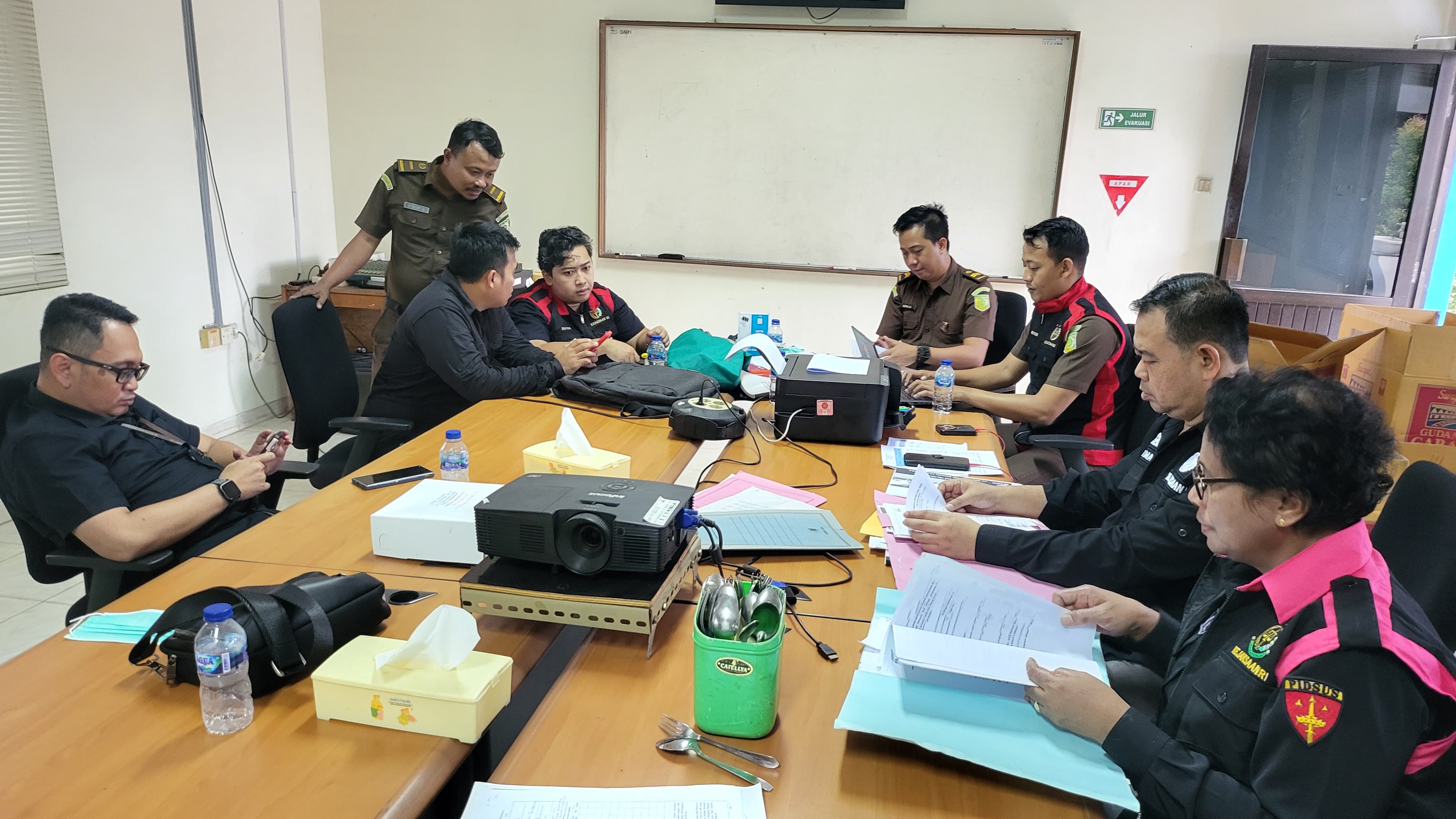 Petugas Kejati Jatim saat menggeledah kantor BUMD PT DABN di Probolinggo. (Humas Kejati Jatim)