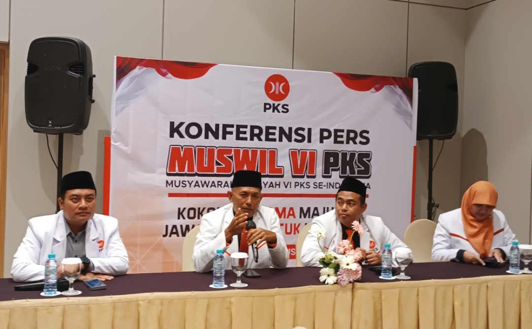 Ketua DPW PKS Jatim, Bagus Prasetia Lelana, beserta jajaran saat jumpa pers di sela Musyawarah Wilayah (Muswil) VI PKS Jatim. (Insani/Jurnas.net)