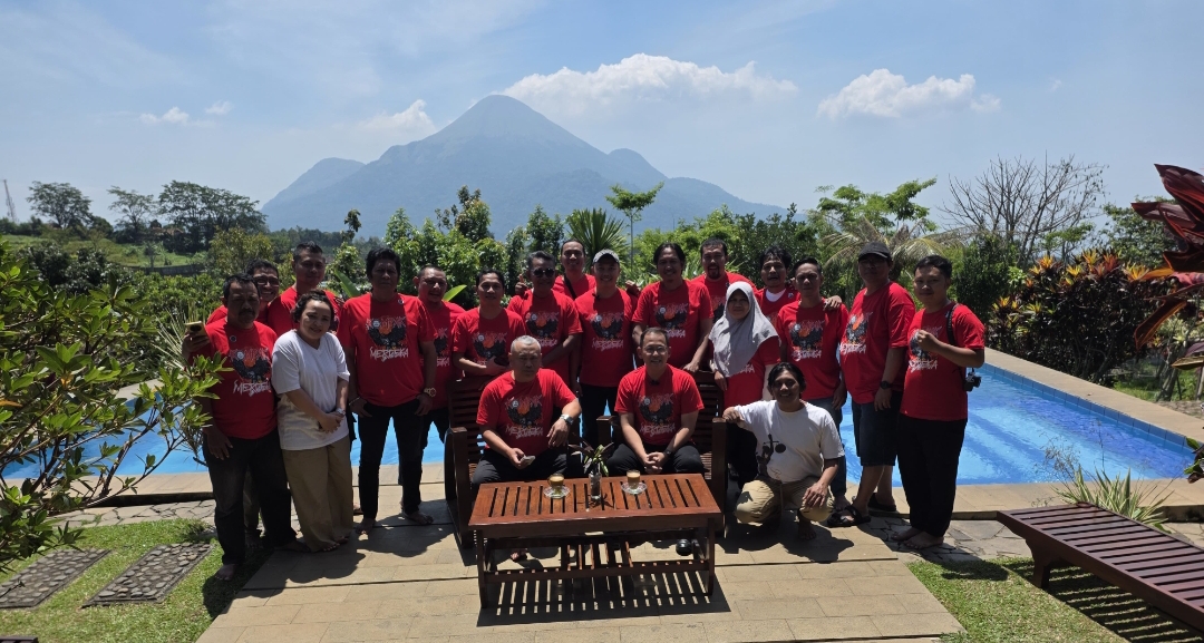 Ketua KOMPAK Budi Mulyono bersama anggota dan pengacara ternama, Johanes Dipa, usai meriahkan HUT ke- 80 RI di Trawas. (Insani/Jurnas.net)