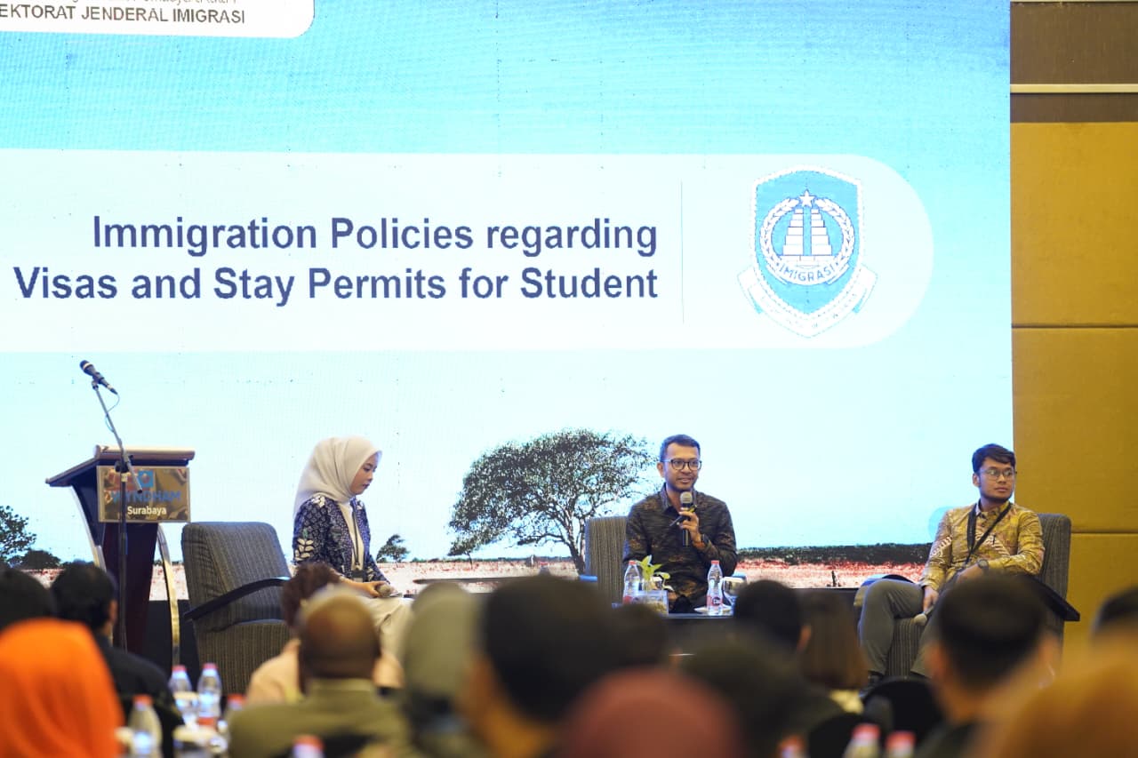 Mahasiswa asing ikut sosialisasi bertajuk “Immigration Goes to Campus: Know Your Rules, Enjoy Your Stay”. (Humas Imigrasi Kelas I Khusus TPI Surabaya)