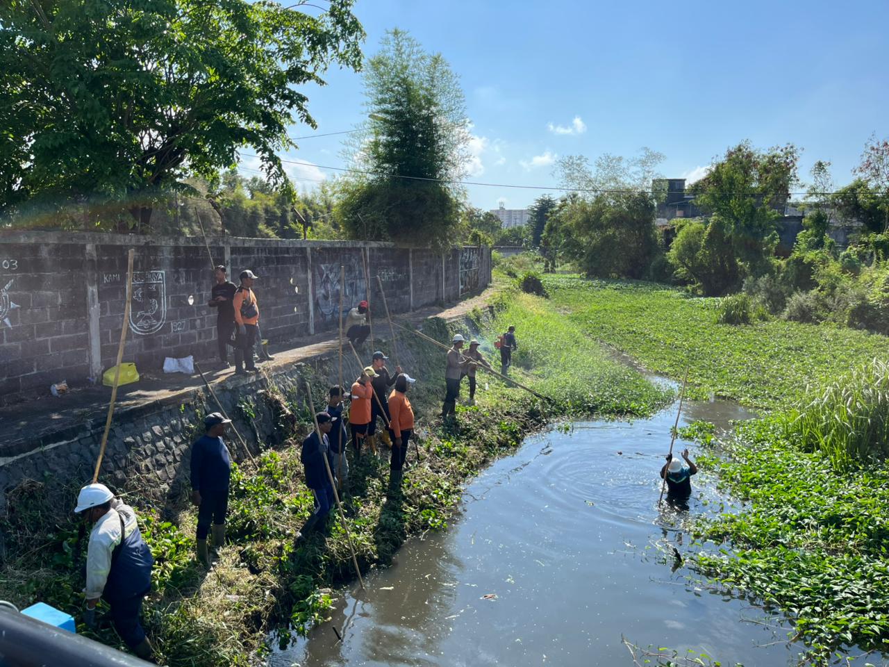 PT SIER kolaborasi bersama pemerintah menggelar aksi bersih-bersih Sungai Tambak Oso. (Humas PT SIER)