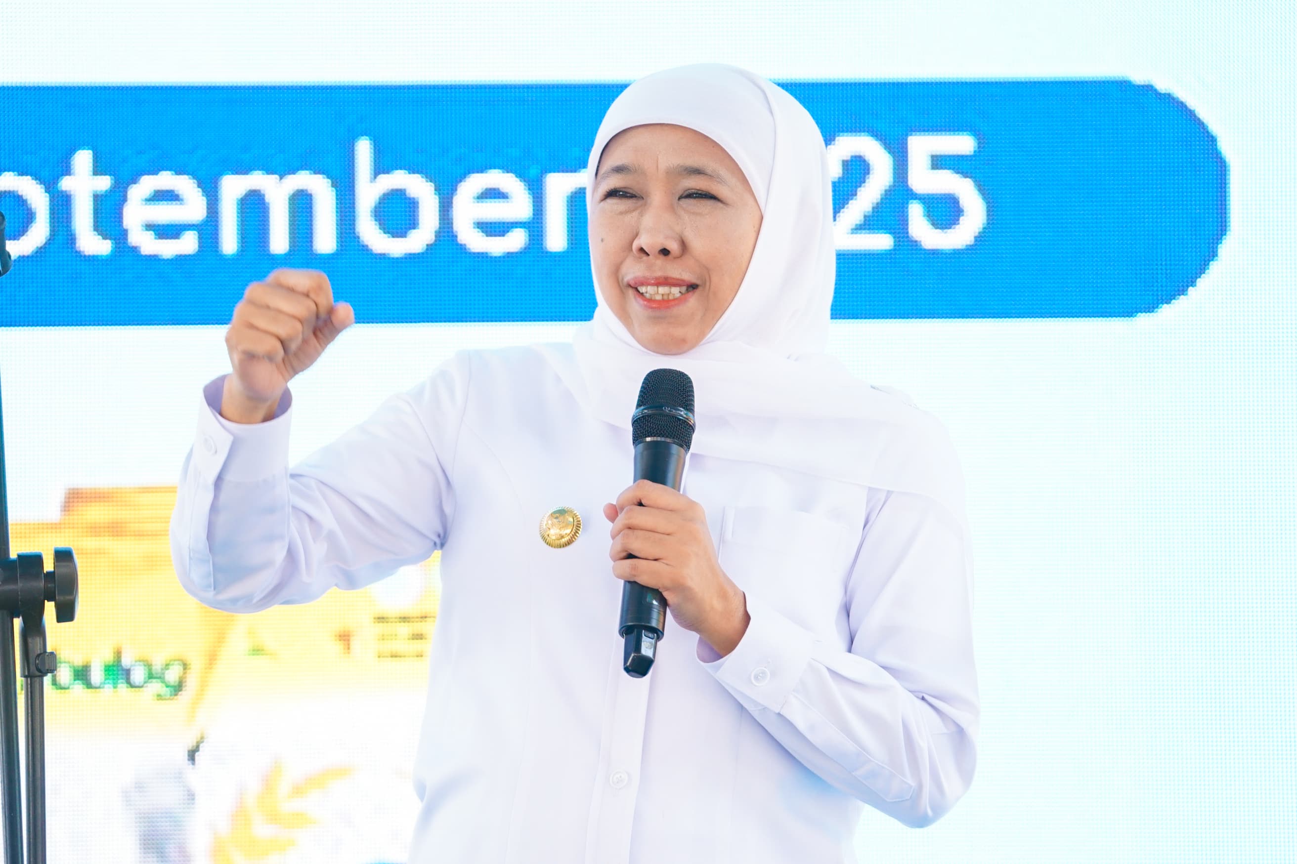 Gubernur Jatim Khofifah Indar Parawansa Khofifah, saat mendampingi Menteri Pertanian RI Andi Amran Sulaiman dalam kegiatan GPM di Taman Mundu, Surabaya. (Humas Pemprov Jatim)