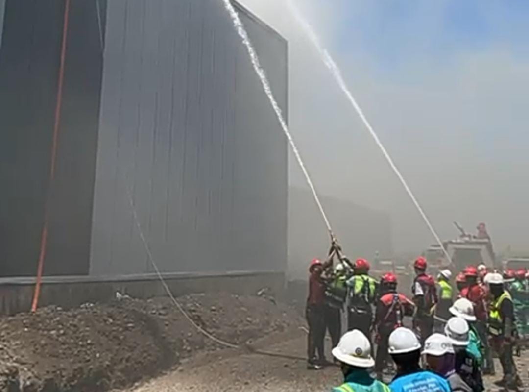 Kebakaran terjadi di salah satu bangunan yang masih dalam tahap pembangunan milik pabrik rokok KT&G di kawasan Pasuruan Industrial Estate Rembang (PIER). (Humas PT SIER)