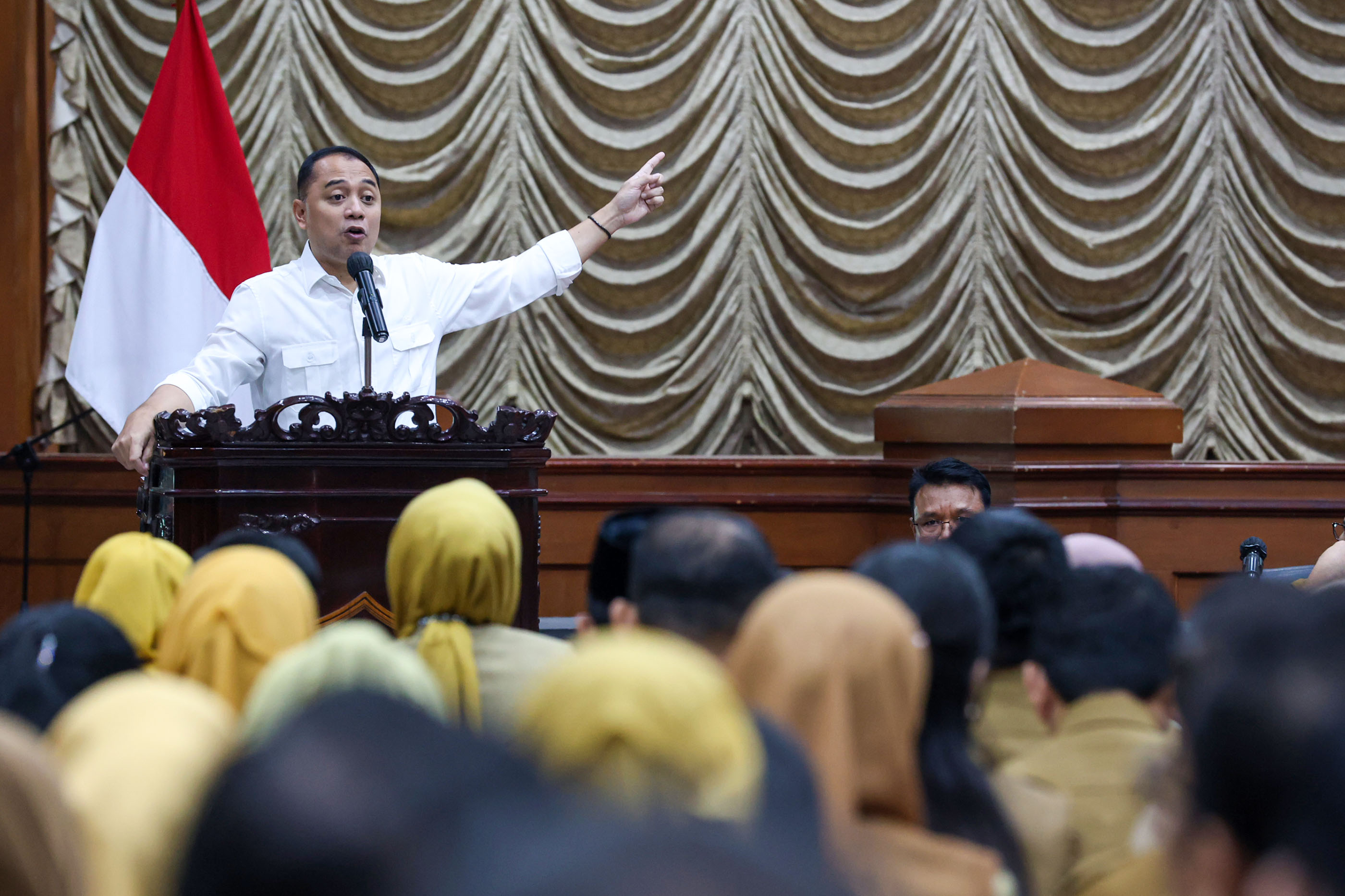 Wali Kota Surabaya, Eri Cahyadi, memberi arahan ke Lurah, Camat dan OPD. (Humas Pemkot Surabaya)