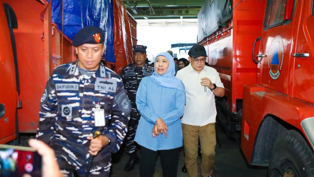 Gubernur Jawa Timur Khofifah Indar Parawansa memberangkatkan bantuan logiatik menggunakan Kapal Republik Indonesia (KRI) Surabaya 591 menuju Pulau Bawean. (Humas Pemprov Jatim)
