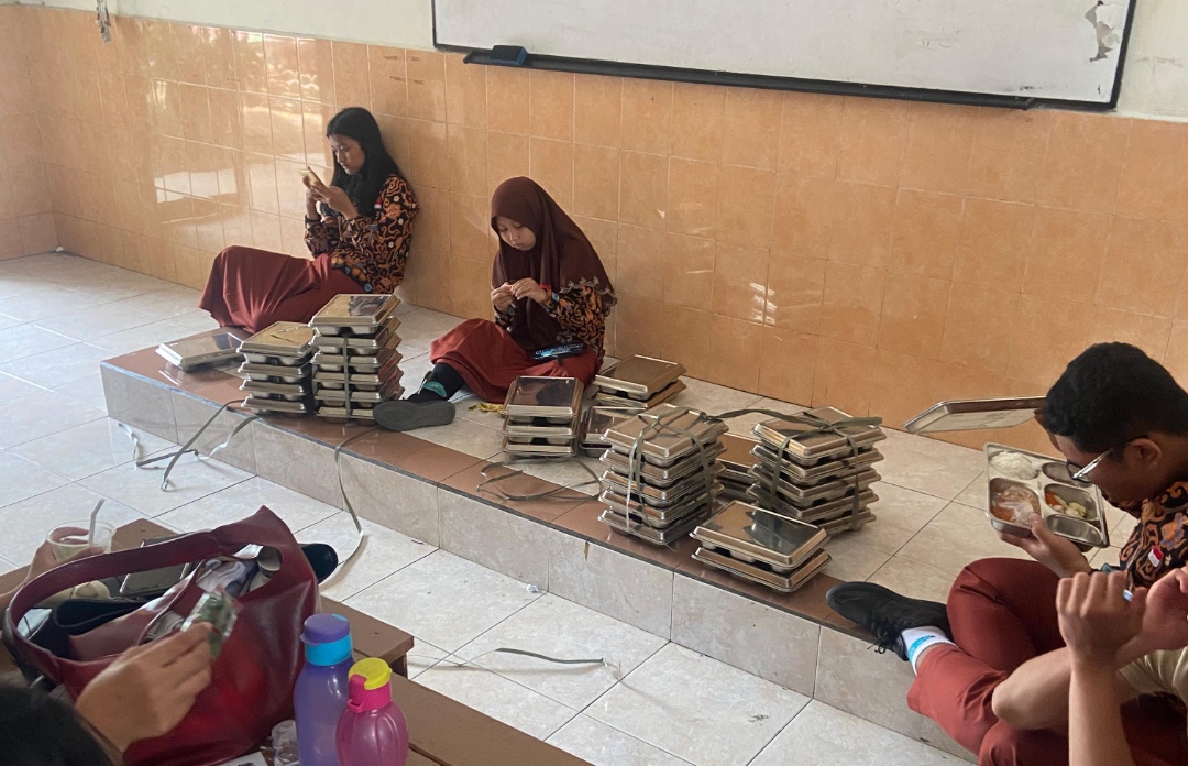 Siswa SMAN 15 Surabaya mengeluhkan menu makanan program Makan Bergizi Gratis (MBG). (Istimewa)