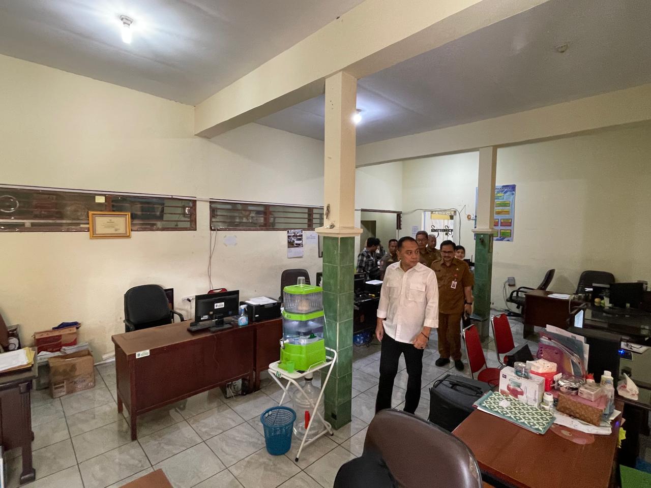 Walkot Surabaya, Eri Cahyadi, sidak ke Kelurahan Kebraon, Kec. Karangpilang. (Humas Pemkot Surabaya)