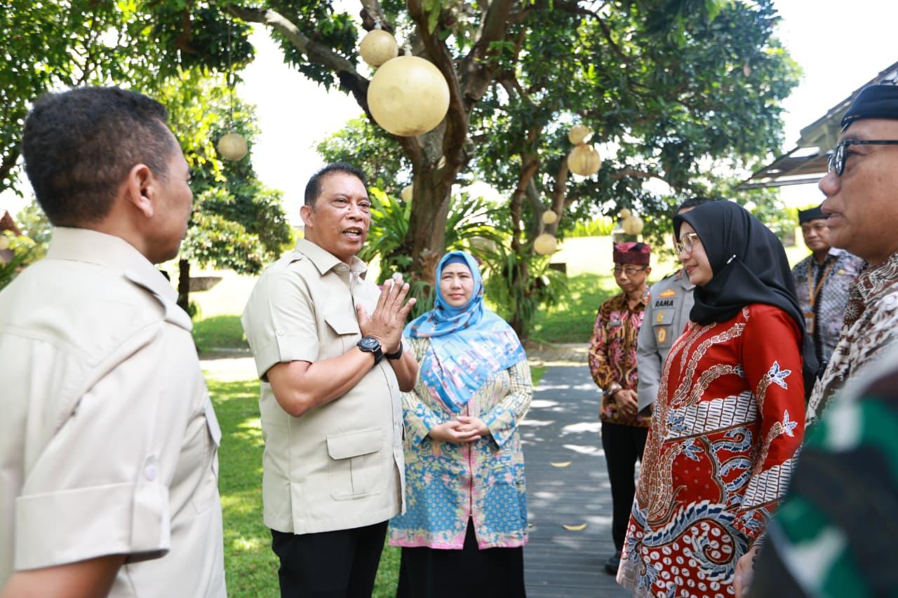 Deputi Bidang Pemantauan dan Pengawasan BGN, Letjen TNI (Purn) Dadang Hendra Yudha, didampingi Bupati Banyuwangi Ipuk Fiestiandani, meninjau MBG di Banyuwangi. (Humas Pemkab Banyuwangi)