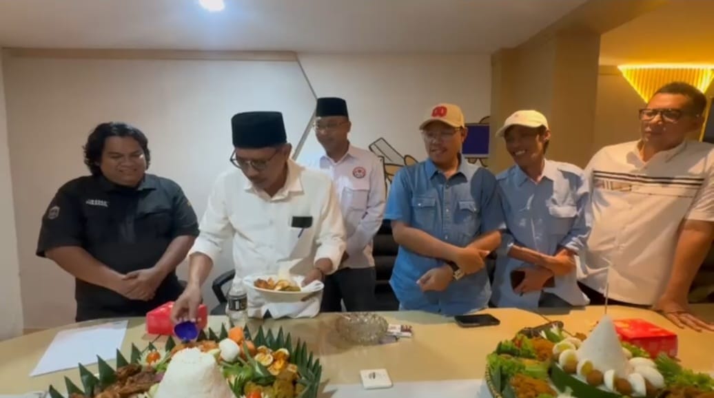 Ketua DPRD Jatim Musyafak Rouf didampingi Ketua Pokja Indrapura Mus Purmadani, saat peresmian ruang Pressroom Kelompok Kerja (Pokja) Indrapura di DPRD Jatim. (Insani/Jurnas.net)