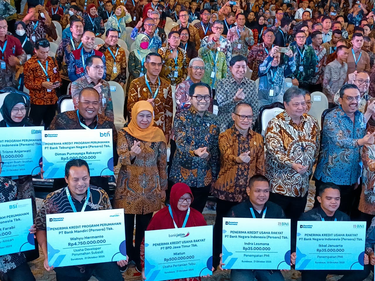 Gubernur Jatim Khofifah Indar Parawansa mendampingi sejumlah menteri pada peluncuran Kredit Program Perumahan (KPP) dan akad massal KUR di Surabaya. (Insani/Jurnas.net)