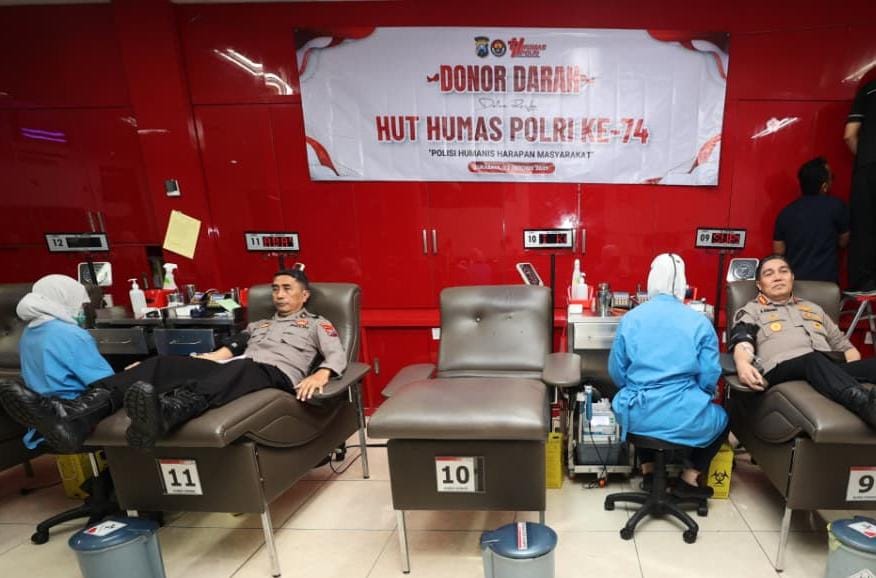 Bidang Humas Polda Jawa Timur menggelar kegiatan sosial donor darah, dalam rangka memperingati HUT Humas Polri ke-74. (Humas Polda Jatim)