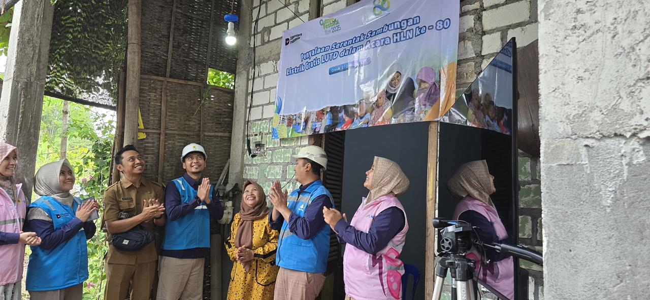Rumah keluarga prasejahtera mendapat penyambungan listrik gratis. (Humas PLN UID Jatim)