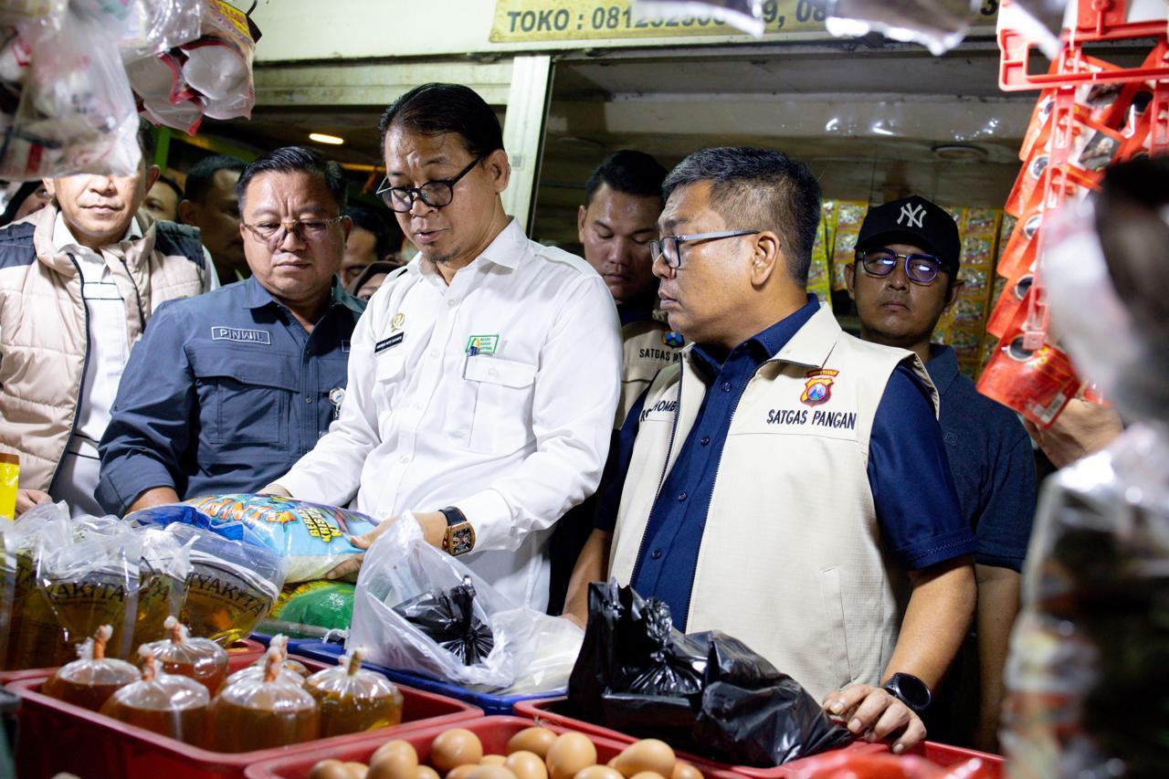 Tim Satgas Polda Jatim inspeksi mendadak (sidak) ke sejumlah pasar tradisional dan ritel modern di Surabaya. (Humas Polda Jatim)