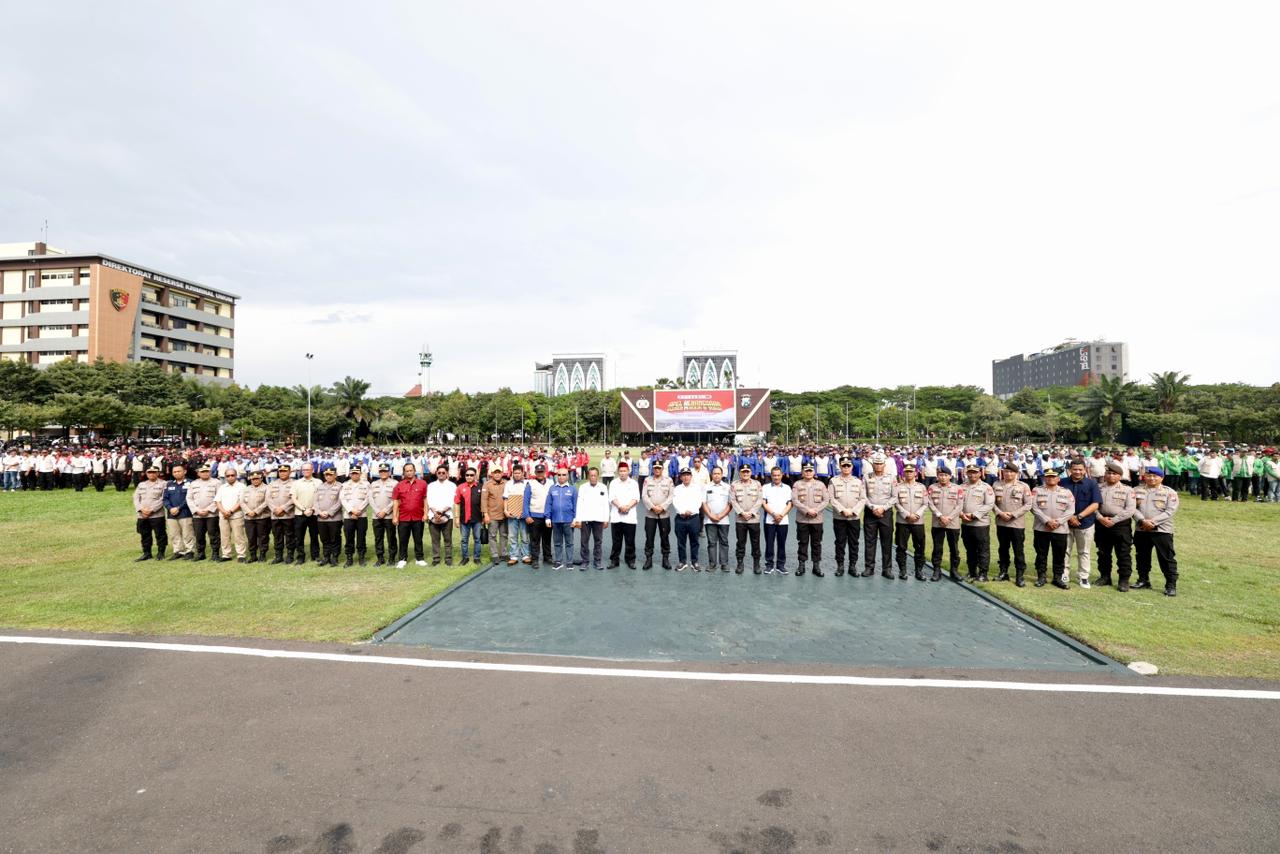 Polda Jawa Timur menggelar Apel Kebangsaan yang diikuti sekitar 1.000 peserta dari berbagai elemen masyarakat, termasuk serikat pekerja dan serikat buruh se-Jawa Timur. (Humas Polda Jatim)
