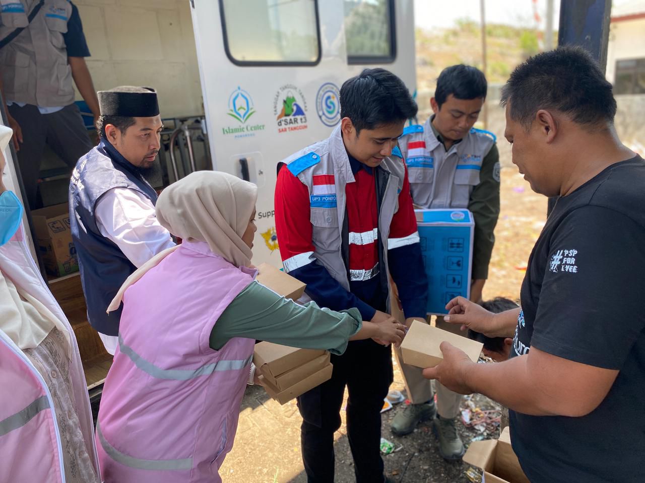 Petugas PLN berbagi kebaikan pada momentum HLN ke-80. (Humas PLN UID Jatim)