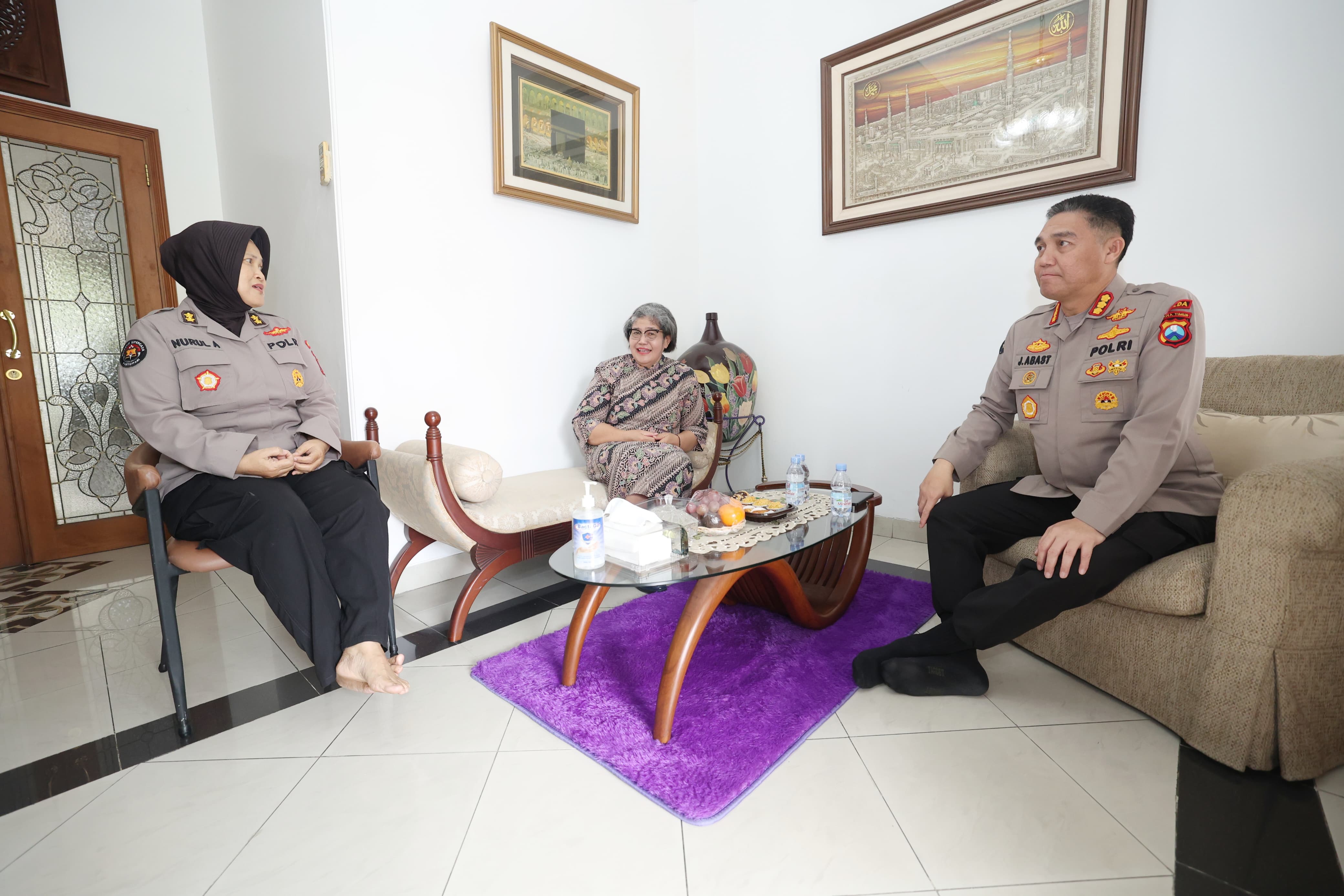 Humas Polda Jatim memperingati HUT ke-74 Humas Polri dengan melaksanakan kegiatan anjangsana ke para purnawirawan. (Istimewa)