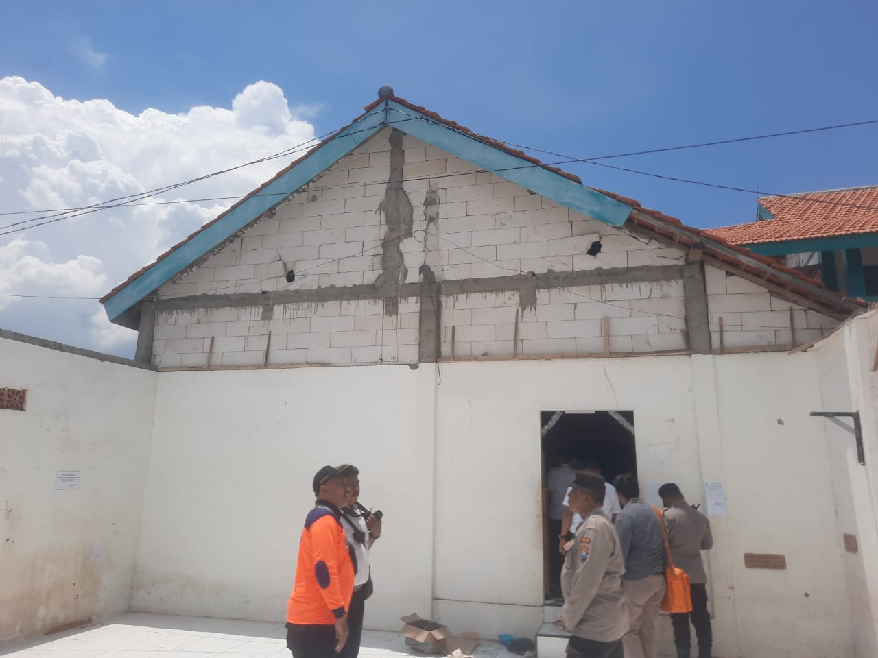 Suasana atap ambruk asrama putri Pondok Pesantren (Ponpes) Syekh Abdul Qodir Jailani Situbondo. (Dok: BPBD Jatim)