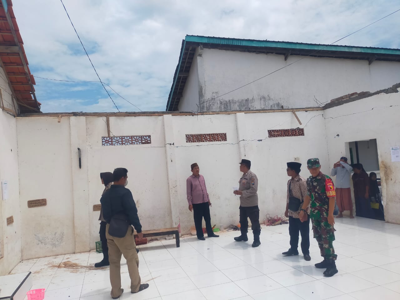 Suasana atap ambruk asrama putri di Pondok Pesantren (Ponpes) Syekh Abdul Qodir Jailani Situbondo. (Dok: BPBD Jatim)