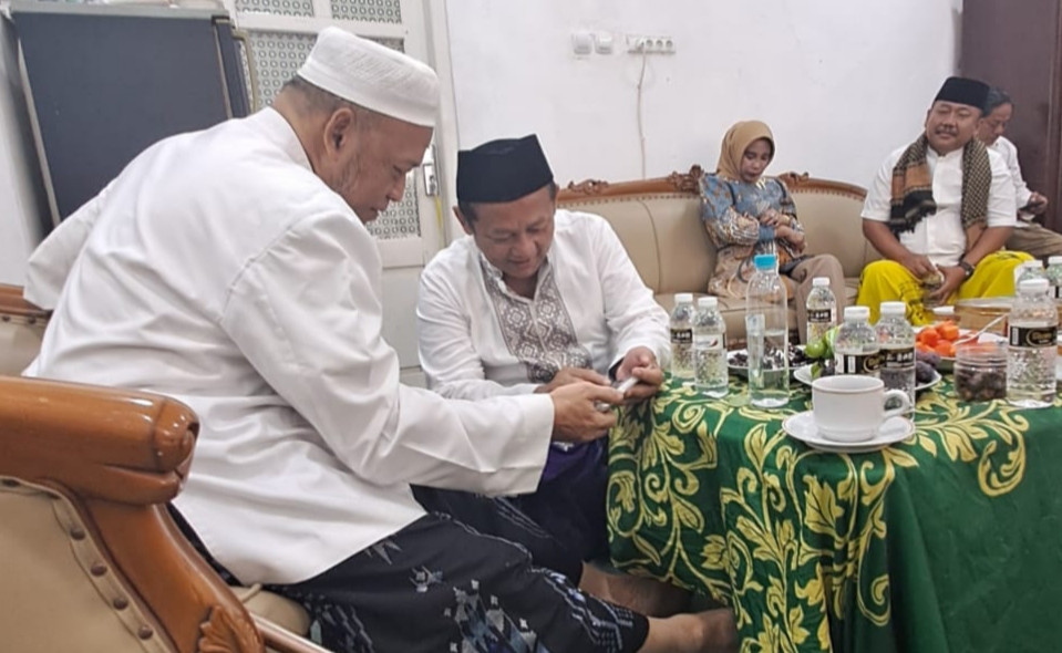 Sekjen Golkar Muhammad Sarmuji didampingi Ketua DPD Golkar Jatim Ali Mufthi silaturrahim dengan pengasuh Ponpes Al Khoziny. (Istimewa) 