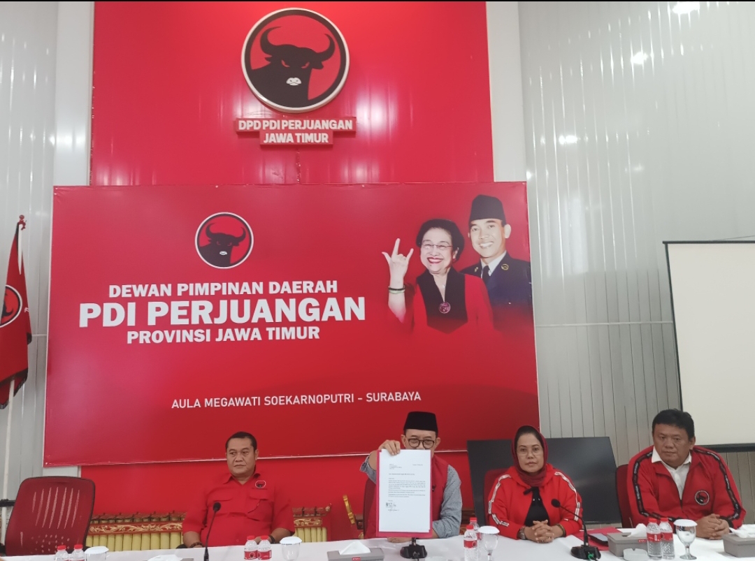 Wakil Ketua Bidang Kehormatan DPD PDIP Jawa Timur, Budi Sulistyono (Kanang), saat memberikan keterangan pers di Kantor DPD PDIP Jatim, Surabaya. (Insani/Jurnas.net)