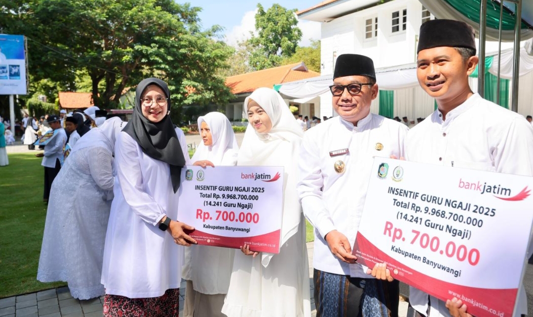 Bupati Banyuwangi, Ipuk Fiestiandani, menyerahkan secara simbolis insentif bagi 14.241 guru ngaji. (Humas Pemkab Banyuwangi)