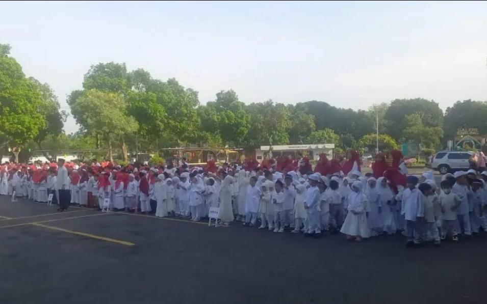 Ribuan santri memadati halaman Masjid Nasional Al-Akbar Surabaya dalam upacara peringatan Hari Santri Nasional (HSN) 2025. (Humas Al Akbar Surabaya)