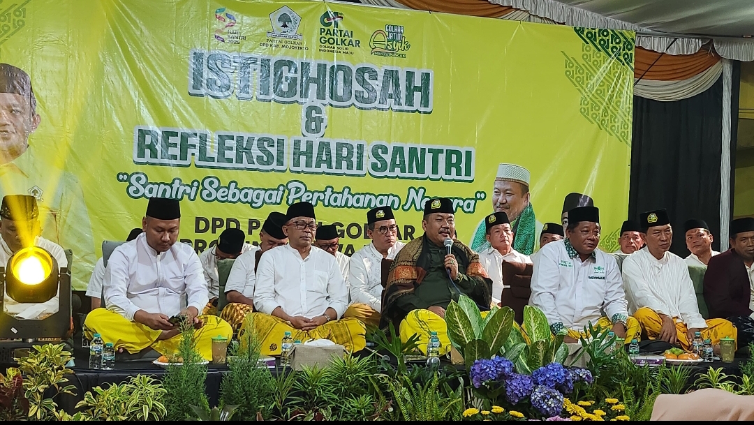 Ketua DPD Partai Golkar Jawa Timur, Ali Mufhti, dalam acara Istighosah dan Refleksi Hari Santri Nasional yang digelar bersamaan dengan peringatan HUT ke-61 Partai Golkar di Kantor DPD Golkar Kabupaten Mojokerto. (DPD Golkar Jatim)
