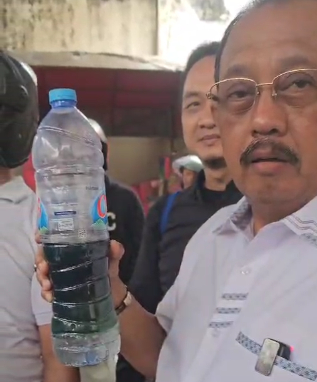 Wawali Surabaya Armuji menemukan pertalite bercampur etanol saat sidak di SPBU Rajawali Surabaya. (Tangkapan layar)