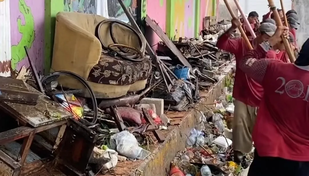 Dua Pompa Kalisari Jebol Gegara Kursi di Sungai, Walkot Eri: Stop Buang Sampah ke Sungai