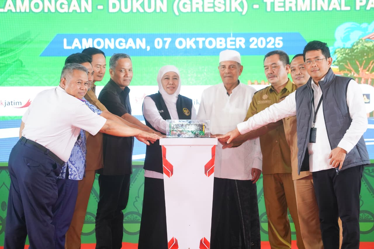 Gubernur Jawa Timur Khofifah Indar Parawansa meresmikan operasional Bus Trans Jatim Koridor VII dengan rute Terminal Lamongan – Dukun Gresik – Terminal Paciran. (Humas Pemprov Jatim)