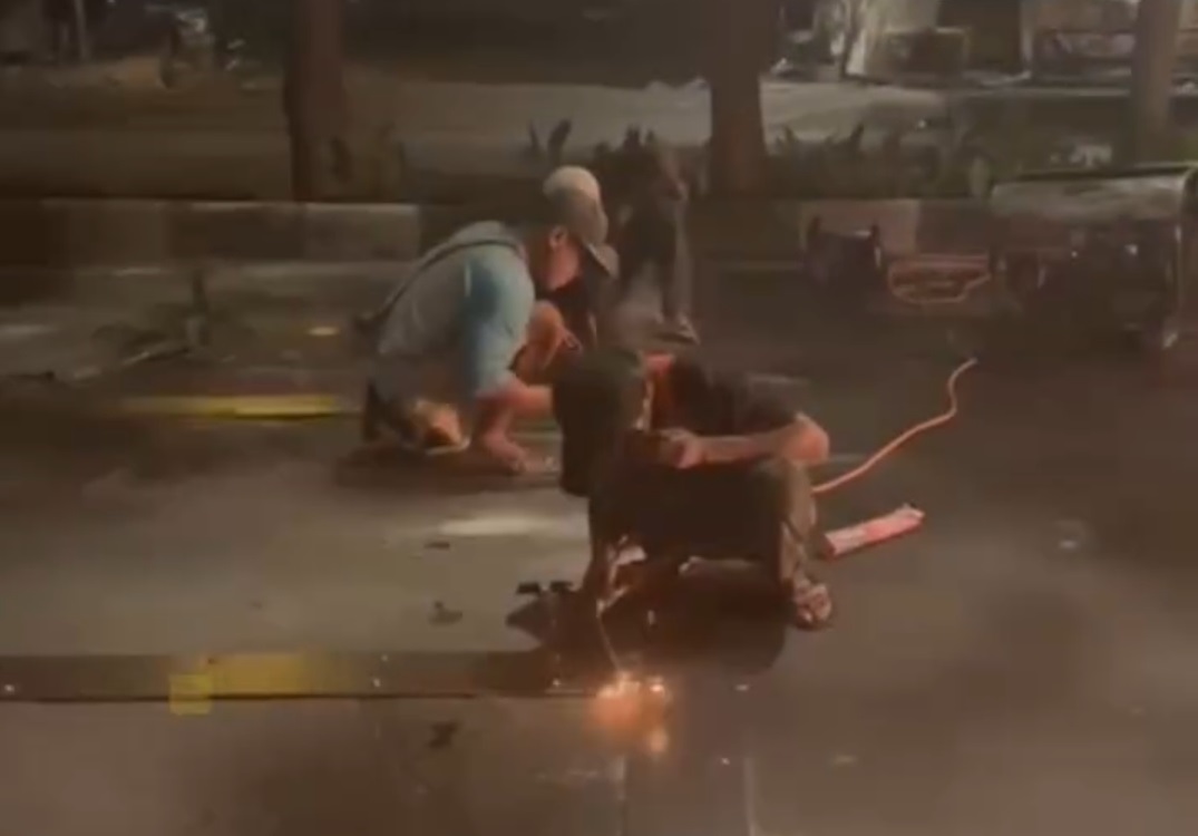 Tim teknis Pemkot Surabaya memperbaiki baut menonjol di sekitar Jalan Buntaran hingga pertigaan Jalan Manukan Kulon. (Humas Pemkot Surabaya)