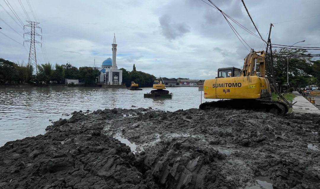 SIER kerahkan eksavator perkuat drainase antisipasi banjir menjelang musim hujan. (Humas PT SIER)