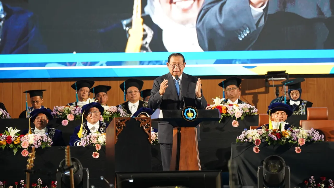 SBY Terima Penghargaan Tertinggi ITS: Serukan Kepemimpinan Visioner dan Ekonomi Tanpa Keserakahan