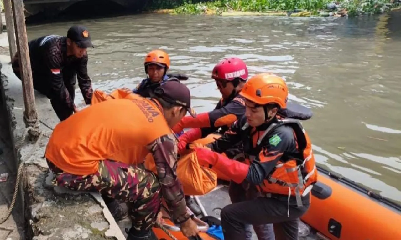 Tim SAR evakuasi seorang remaja dua hari hilang di Sungai Sidokare, Sidoarjo, Jawa Timur. (Basarnas Surabaya)