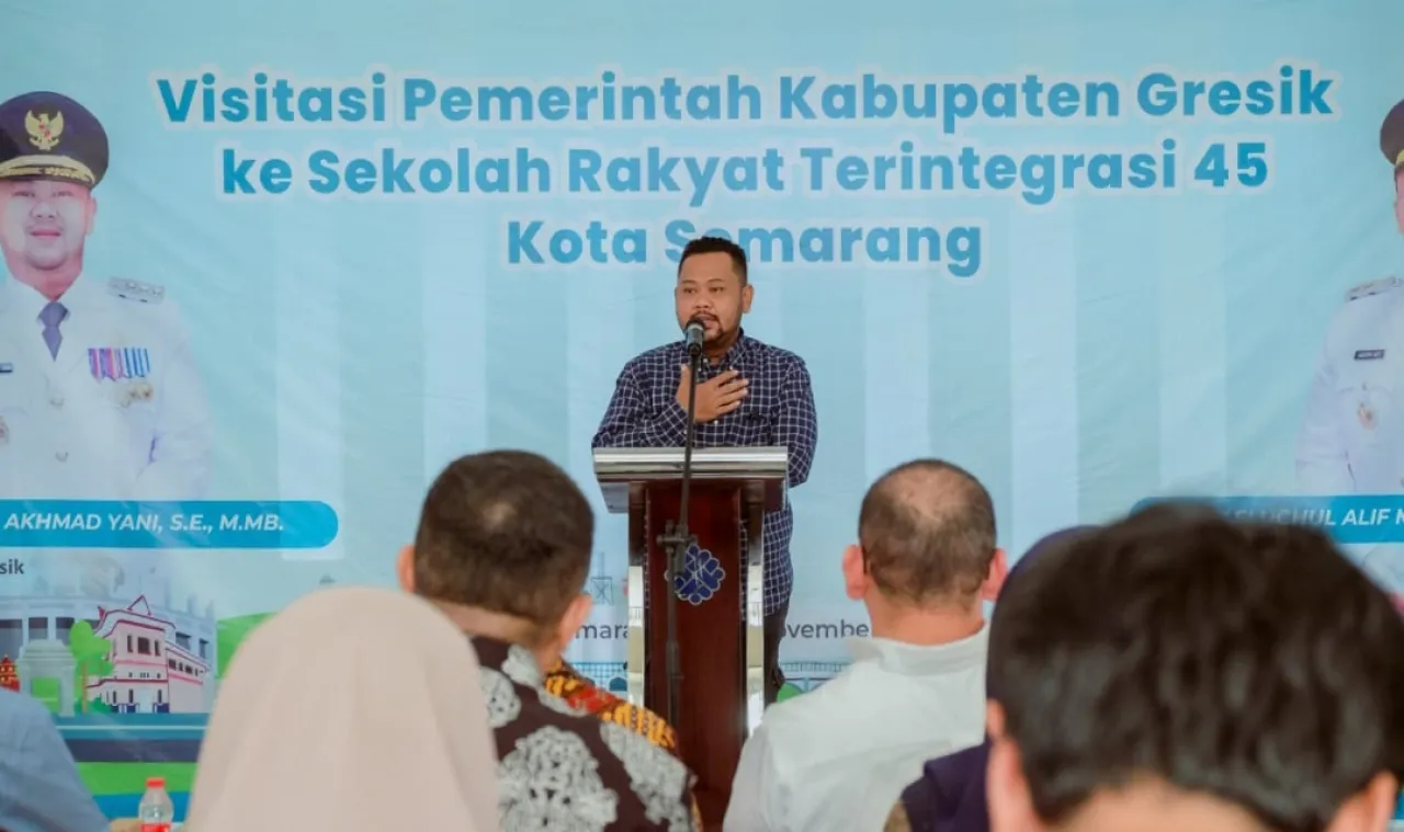 Bupati Gresik Fandi Akhmad Yani, di sela melakukan visitasi ke Sekolah Rakyat Terintegrasi (SRT) 45 Semarang. (Humas Pemkab Gresik)