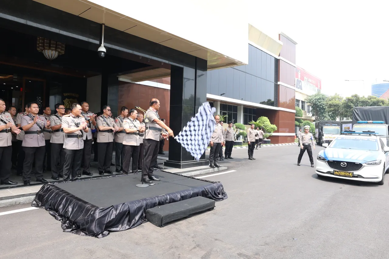 Polda Jatim Kirim Logistik 8 Ton Beras dan Ribuan Perlengkapan Pengungsi Bencana Sumatera