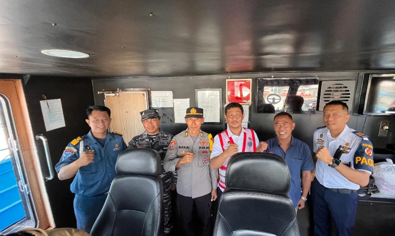 Petugas gabungan memantau layanan transportasi laut di Pelabuhan Gresik. (Faizul/Jurnas.net)