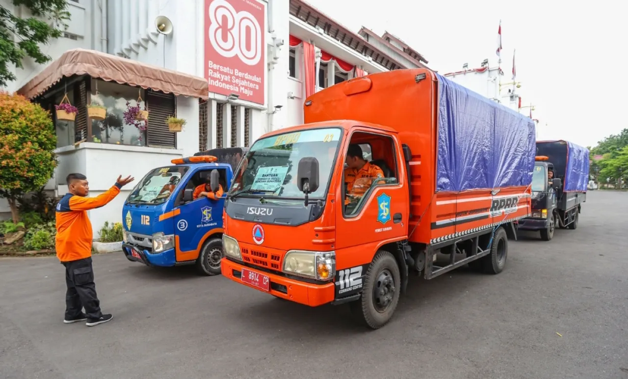 Surabaya Tambah Bantuan Bencana: Empat Truk Logistik Diterbangkan ke Sumatera dan Aceh