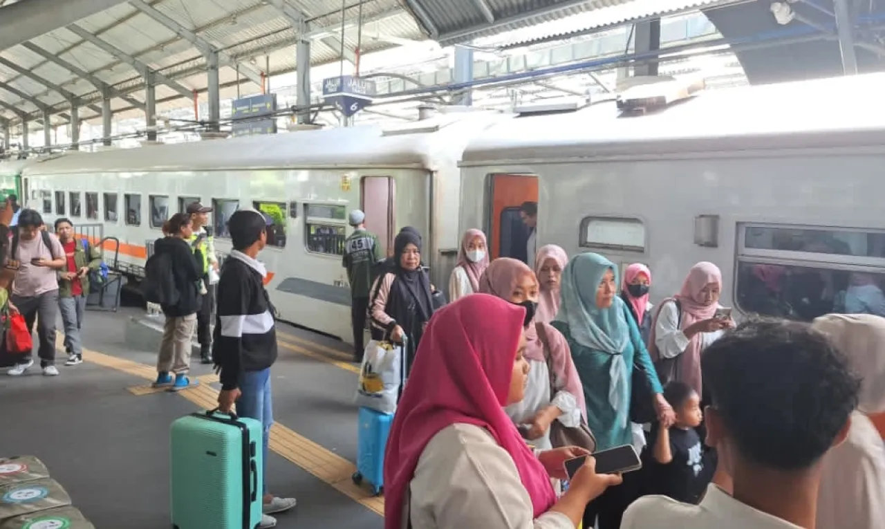 Libur Nataru, 197 Ribu Orang Tinggalkan Surabaya Naik Kereta Api