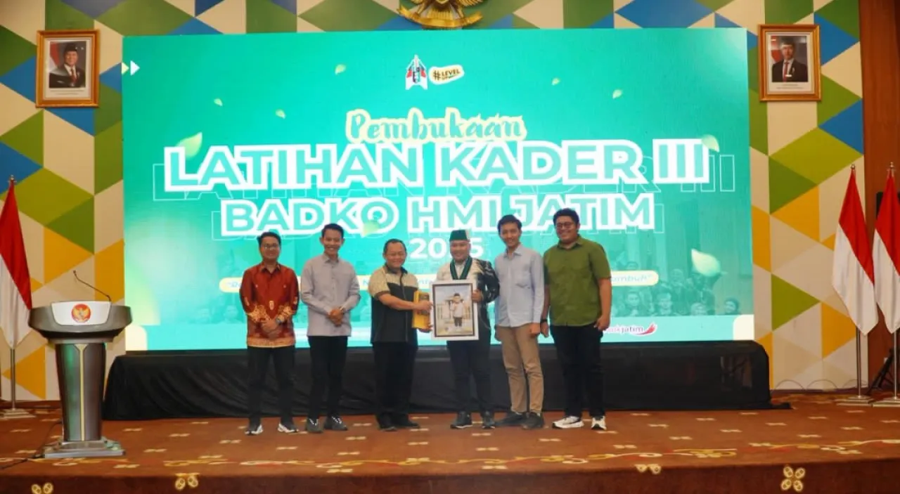 Sekretaris Jenderal DPP Partai Golkar M. Sarmuji, dan Ketua Umum Badko HMI Jawa Timur, Yusfan Firdaus. (Dok: Badko HMI Jatim)