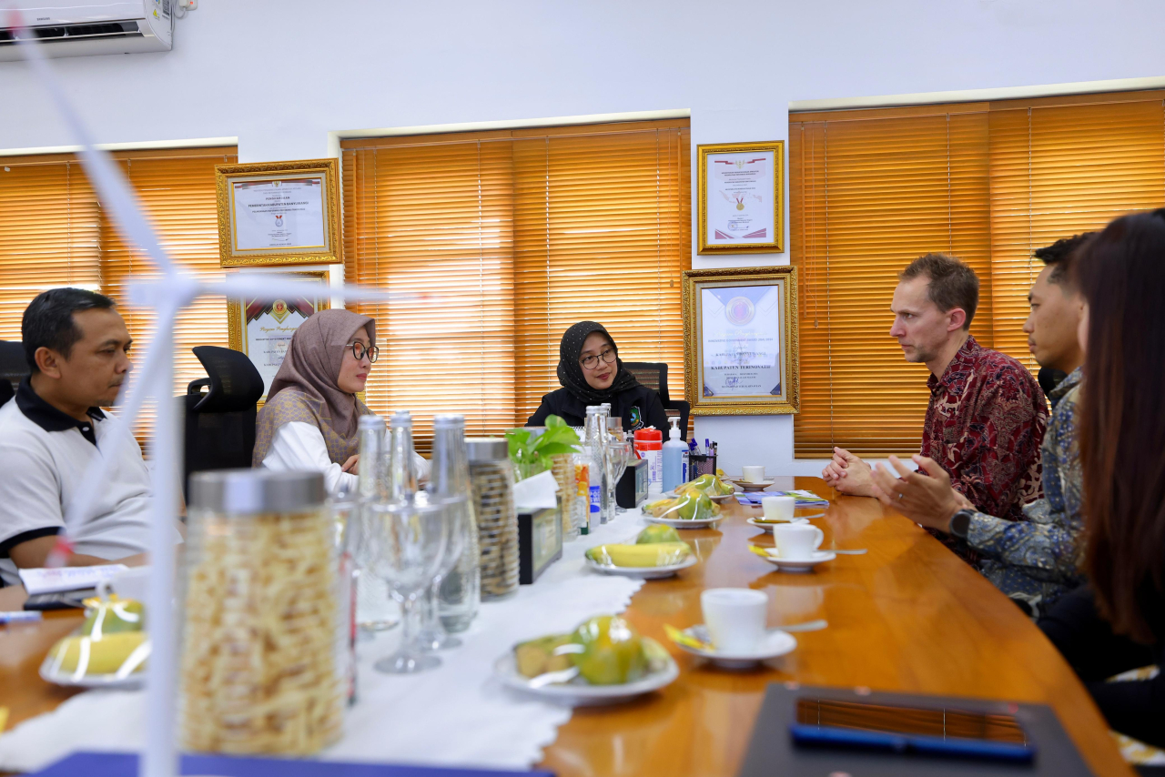 Bupati Banyuwangi, Ipuk Fiestiandani, bertemu Managing Director Asia Pasifik wpd, Hans Christoph Brumberg. (Humas Pemkab Banyuwangi)