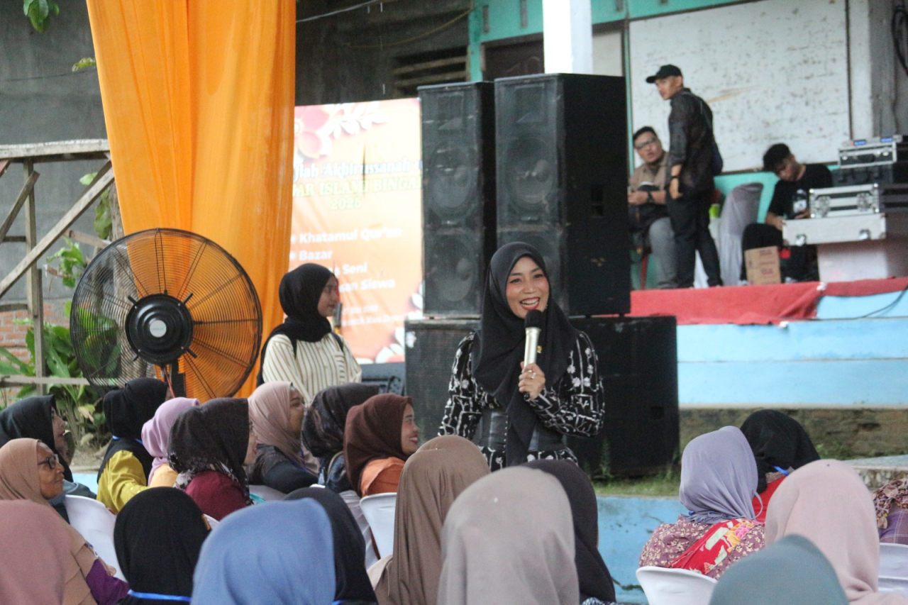 Delia Pratiwi anggota Komisi IX DPR RI sosialisasikan Program MBG bersama BGN kepada warga di Kabupaten Langkat, Sumut. (Istimewa)