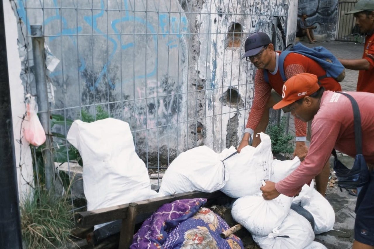 Kasur berada di tumpukan sampah yang dibuang warga ke Sungai Surabaya. (Humas Pemkot Surabaya)