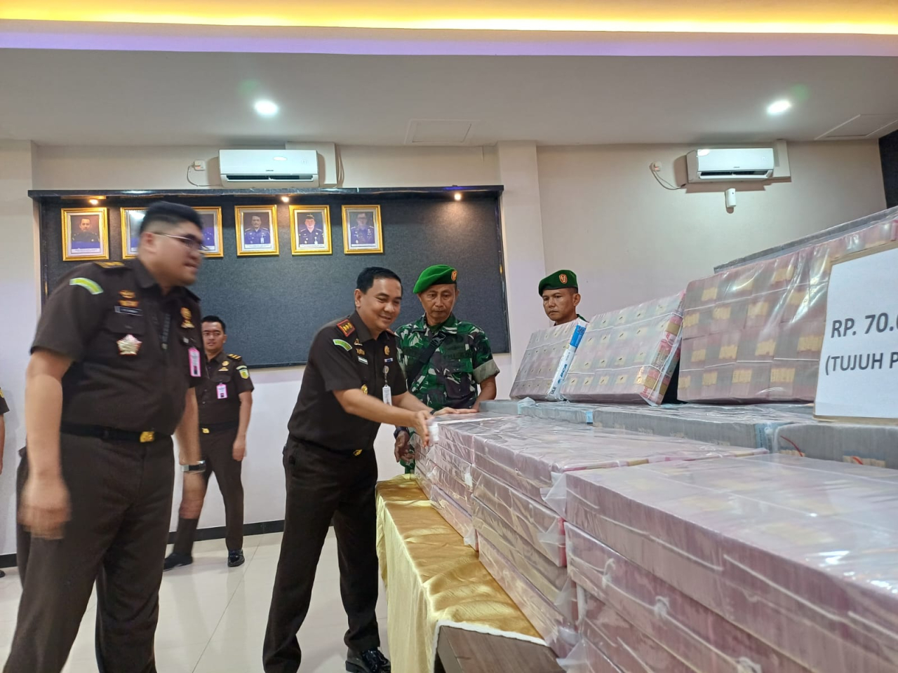 Kejaksaan Negeri (Kejari) Tanjung Perak Surabaya menyita uang tunai senilai Rp70 miliar kasus proyek pelabuhan. (Insani/Jurnas.net)