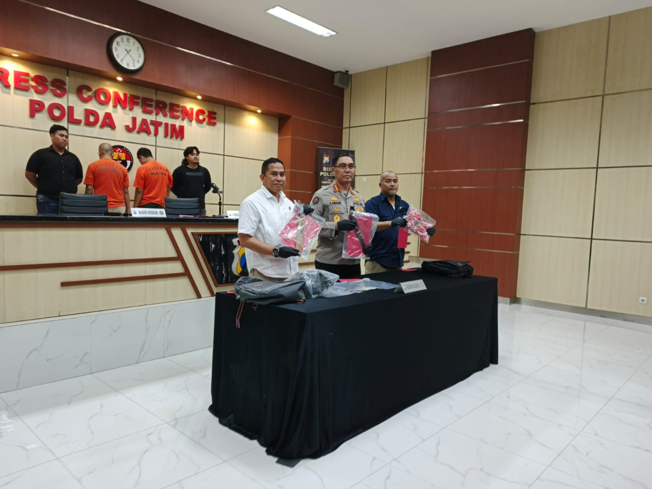 Polda Jatim merilis kasus sindikat perampok minimarket lintas provinsi. (Insani/Jurnas.net)