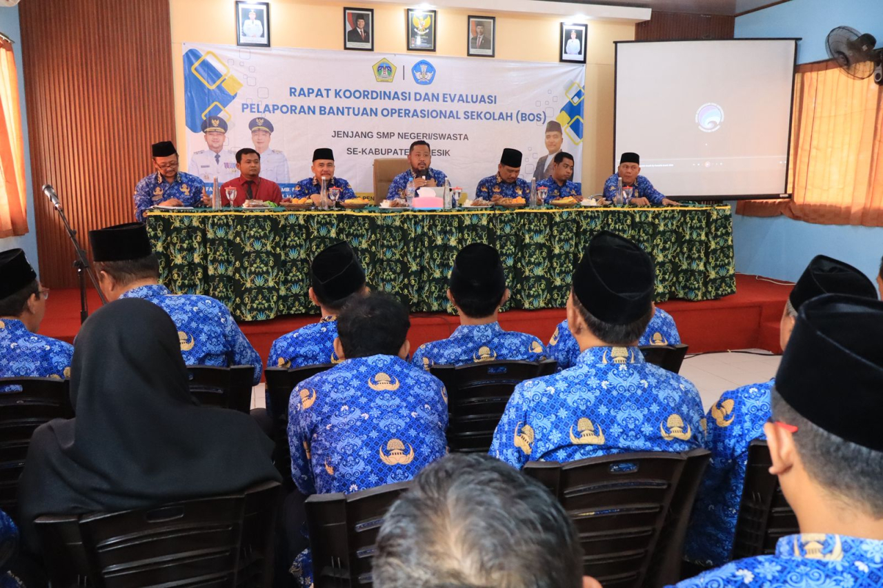 Bupati Gresik Fandi Akhmad Yani (Gus Yani) memimpin Rapat Koordinasi dan Evaluasi BOSDA. (Humas Pemkab Gresik)