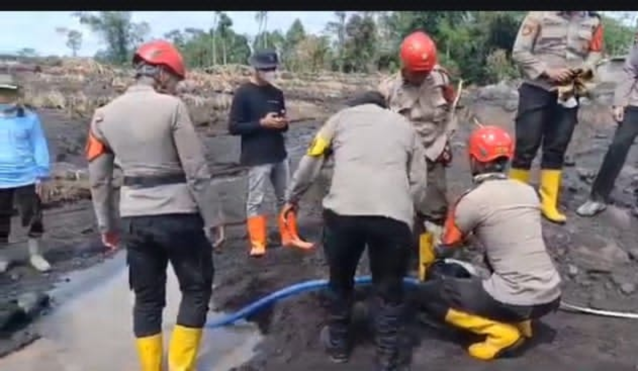 Polisi bantu warga bersihkan lahar pasca erupsi Semeru. (Humas Polda Jatim)