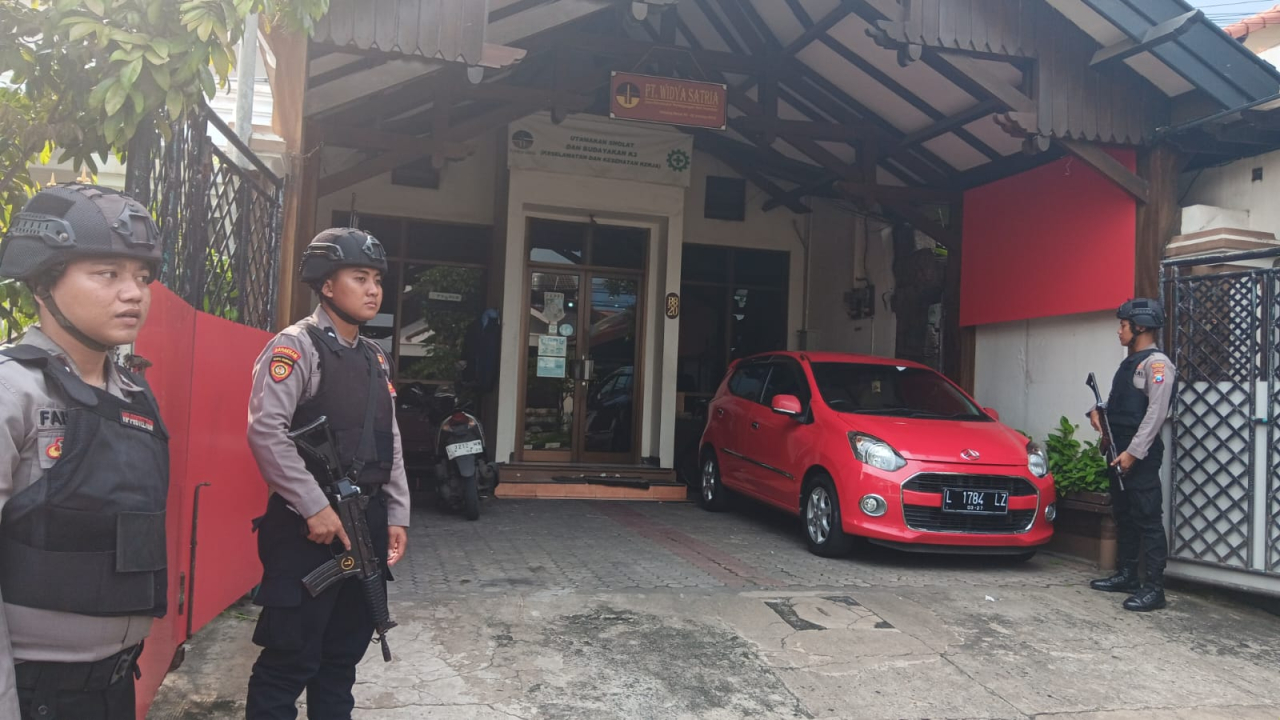 Polisi mengawal KPK saat menggeledah kantor PT WS di Surabaya. (Istimewa)